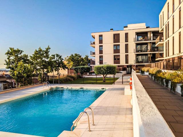 ¡Magnífica planta baja seminueva con amplia terraza y zona comunitaria con piscina!