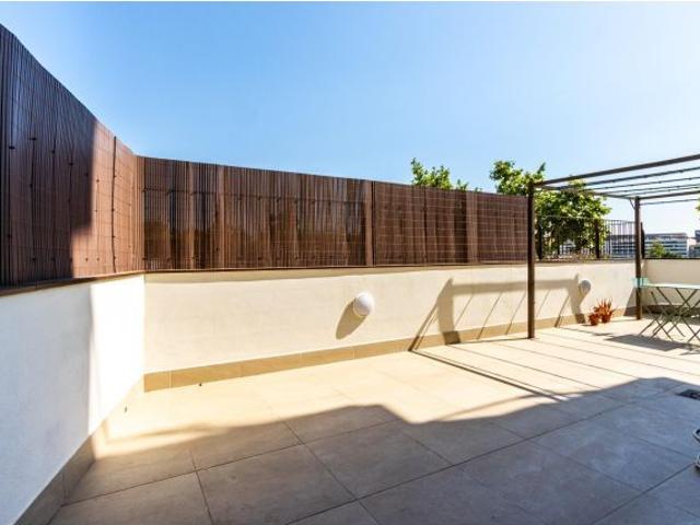 ¡Magnífica planta baja seminueva con amplia terraza y zona comunitaria con piscina!