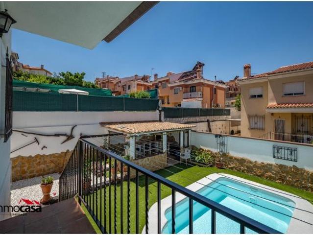 MAGNIFICA VIVIENDA CON PISCINA PRIVADA,JARDIN Y SOTANO HABITABLE EN JUN POR 255.000 EUR!