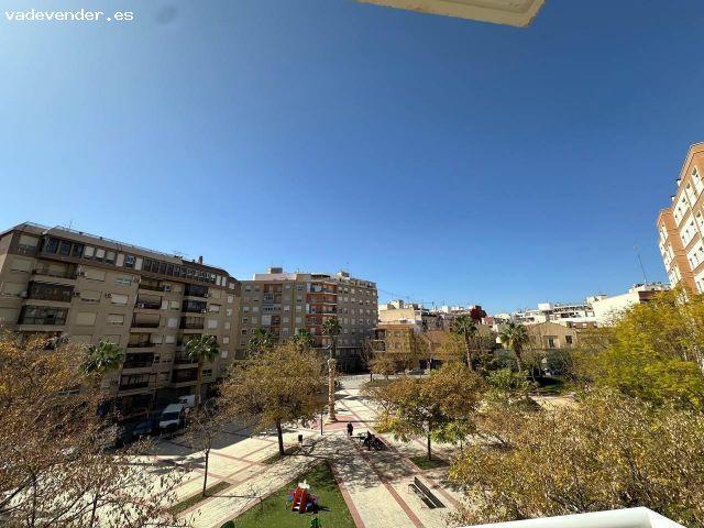 MAGNIFICA VIVIENDA CON PLAZA DE GARAJE EN LA PLAZA DE ESPAÑA