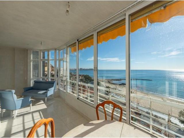 Magnífica vivienda en primera línea con vistas al Mar !