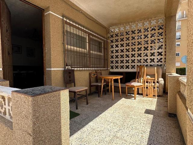 MAGNIFICA VIVIENDA PARA REFORMAR, LO MEJOR SU GRAN TERRAZA Y CERCANIA A LA PLAYA