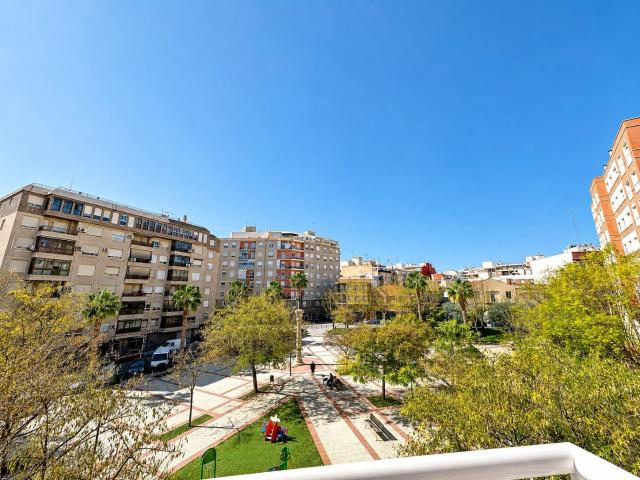 MAGNIFICA VIVIENDA + PLAZA DE GARAJE SITUADA EN LA PLAZA DE ESPAÑA