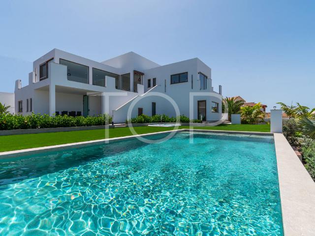 Magnifica villa contemporánea con piscina climatizada y jardín tropical en Playa Paraíso