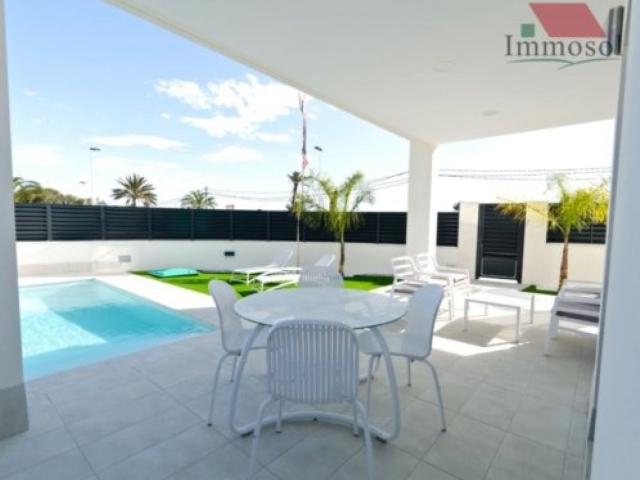 MAGNÍFICA VILLA EN LA MARINA, A PIE DE PLAYA
