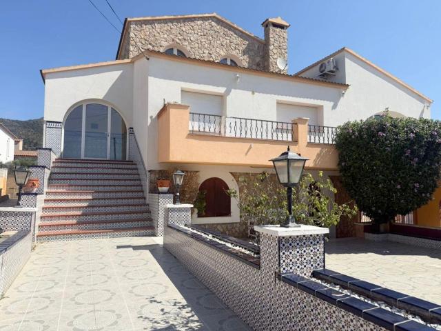 Magnífica villa independiente en venta con piscina en una pa. 305m² Roses