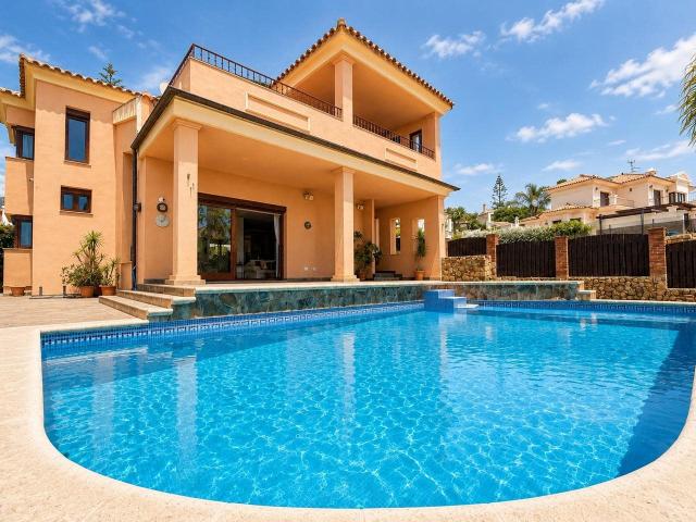 Magnífica villa independiente situada en Seghers, una de las. 376m² Estepona