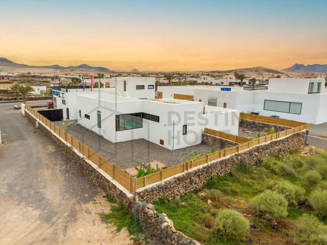 Magnifica y unica villa de lujo, de nueva construccíon, en venta en Lajares