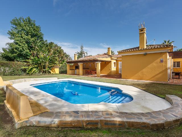 Magnífica y cómoda villa de 3 habitaciones y de una planta en Sotogrande Costa con piscina privada