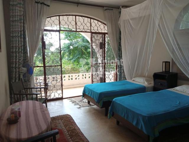Magnificent 4 Bedroom Creekside Villa on 8 Acres