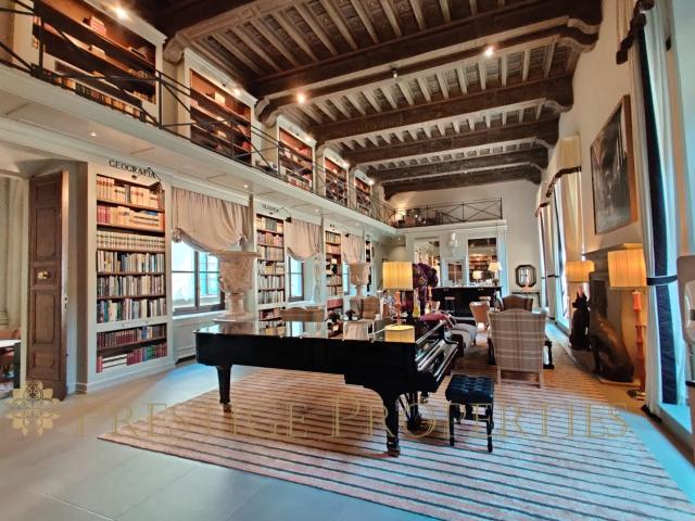 Magnificent apartment with terrace in Palazzo