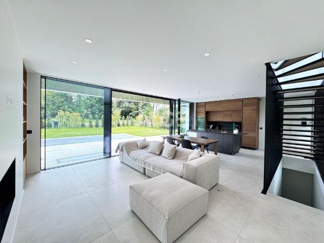 Magnificent contemporary villa with swimming pool