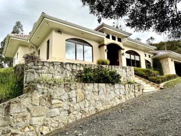 MAGNIFICENT FURNISHED MOUNTAIN, COUNTRY ESTATE ON 13 ACRES: Se Vende Hacienda en Zona Rural y en la Montaña en Santa Ana
