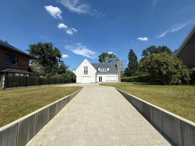 Magnificent house completely renovated 4 bedrooms