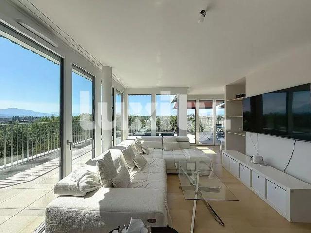 Magnificent luxury apartment with a 150 m² terrace and panoramic views of the lake and the Jura