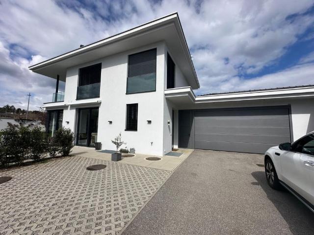 Magnificent luxury villa in Mies / 5 CHB + office / Fenced garden