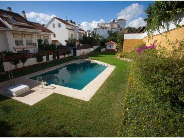 Magnificent modern town house with 4 bedrooms, large lounge with fire place, private garden and huge