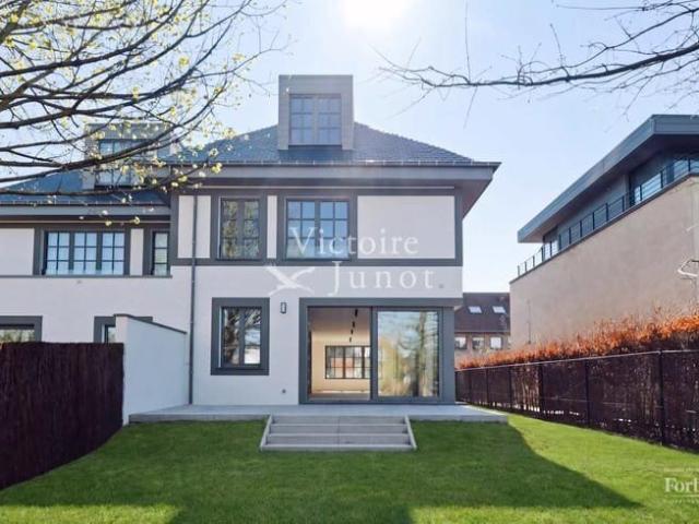 Magnificent new house with 6 bedrooms – garden – garage
