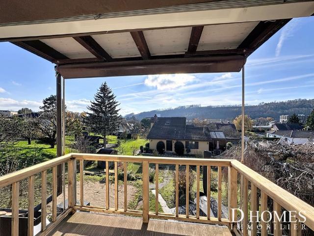 Magnificent renovated 3 room apartment with balcony