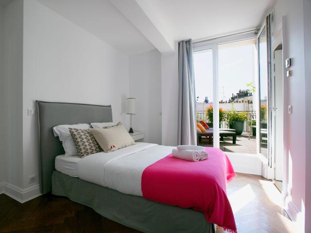 Magnificient 2 bedrooms with terrace next to champs elysées, Paris Amsterdam Apartments for Rent