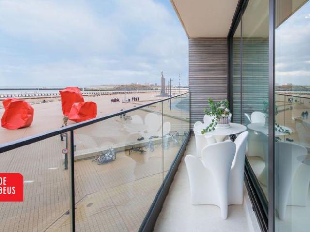 Magnifiek appartement met 2 slpk en terras met frontaal z.