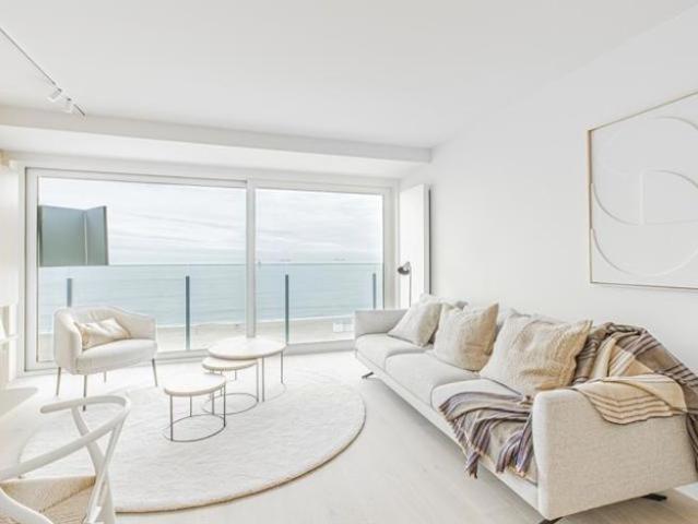 Magnifiek gerenoveerd appartement frontaal zeezicht !