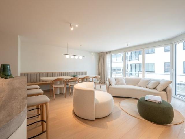Magnifiek gerenoveerd appartement met zijdelings zeezicht e