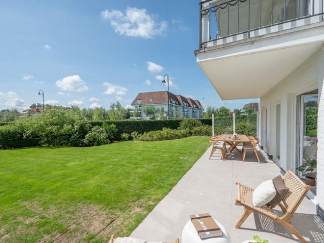 Magnifiek tuinappartement met zonnige tuin in een villa r.