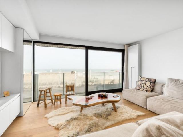 Magnifiek vernieuwd appartement met frontaal zeezicht in.