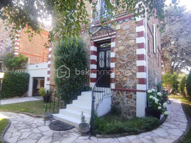 Magnifique maison à l ombre d un cedre du Liban