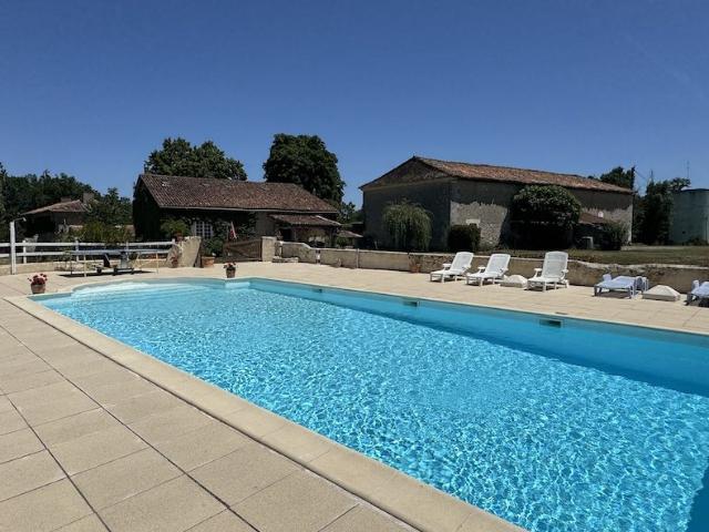Magnifique maison avec gite, piscine et 1.1ha 300m² Médillac