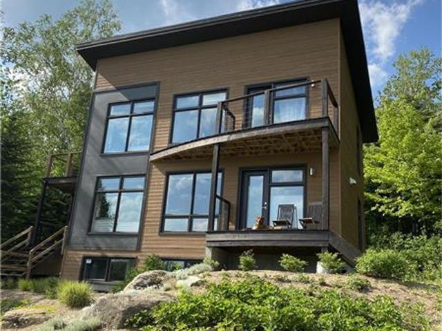 Magnifique maison avec vue sur le fleuve et la montagne du Massif, à 10 minutes de Baie Saint Paul