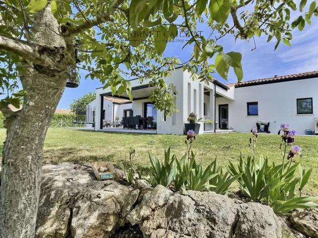 Magnifique Maison Contemporaine 10 km à l'ouest de Saintes. 230m² Soulignonne