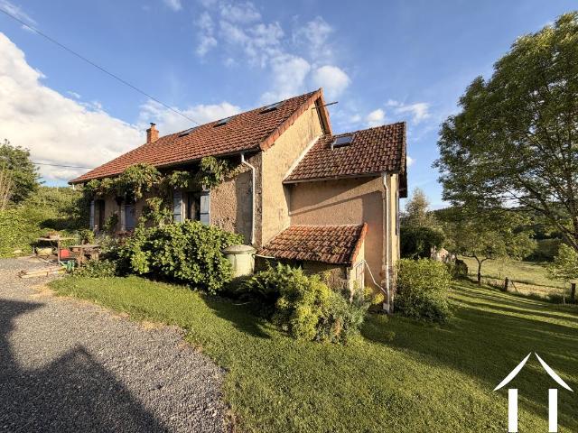 Magnifique maison confortable située dans un petit hameau avec une grande grange en pierre, bâtiments annexes et garage sur plus de 4000m2