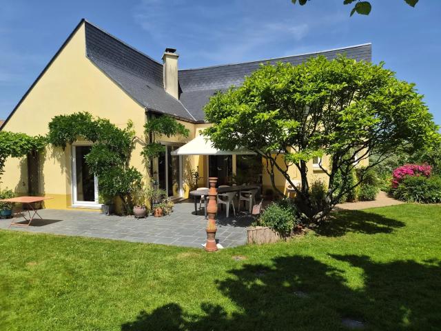 MAGNIFIQUE MAISON D ARCHITECTE A 10 KM A L OUEST DE LAVAL AVEC V