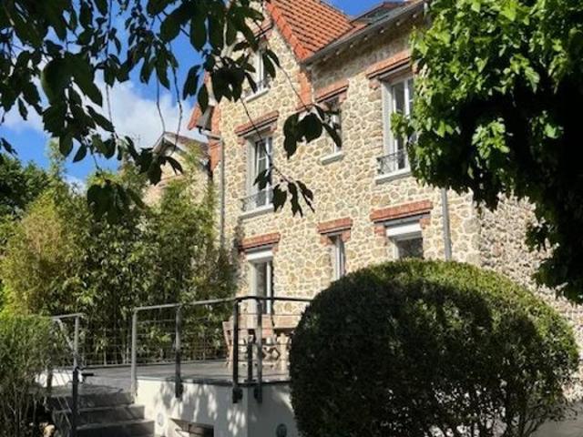 MAGNIFIQUE MAISON DE 8 PIECES AVEC POSSIBILITE DE DIVISION DE TERRAIN