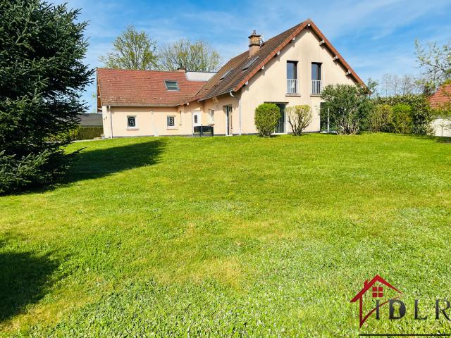 Magnifique maison de 234 m2 à MAGNY VERNOIS 2 habitations, 5 chambres, bureau et double garage