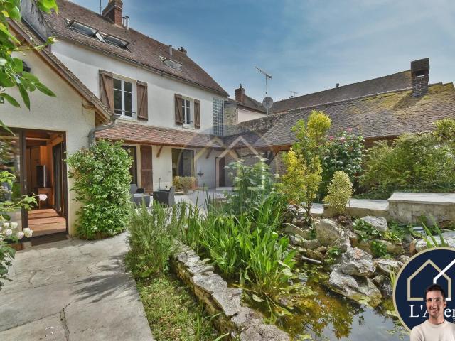 ÉLÉGANTE MAISON DE VILLE DE 395 M² – CHARME DE L’ANCIEN, CALME E