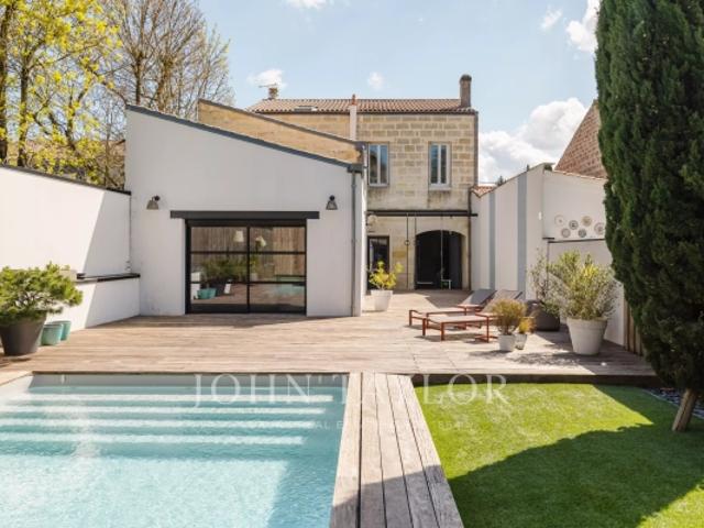 MAGNIFIQUE MAISON DE VILLE RÉNOVÉE AVEC TERRASSE, PISCINE ET DÉPENDANCE
