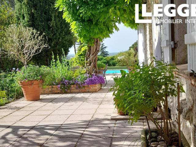 Magnifique maison de campagne avec beaucoup de cachet, piscine, grand jardin avec une belle vue
