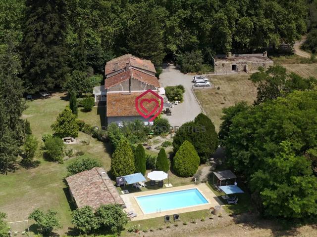 Magnifique maison de caractère avec gites et piscine sur 2.1. 473m² Mirepoix