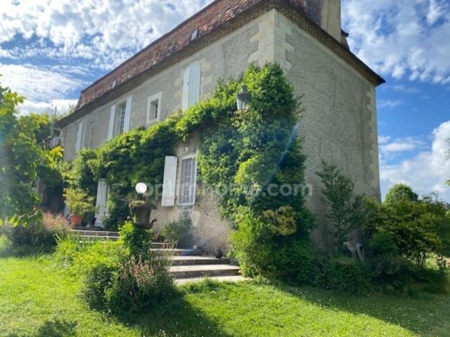 Magnifique maison de Maître, à vendre, 6 pièces SAINT ASTIER 24 avec vue sur plus de 17 ha de terrain