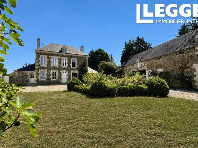 Magnifique maison de maître avec cour, dépendances, manège et terrain aux Monts d'Aunay