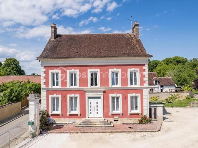 Magnifique maison de maître du 19 ème siècle, entièrement rénovée avec son incroyable caveau et ses multiples dépendances !
