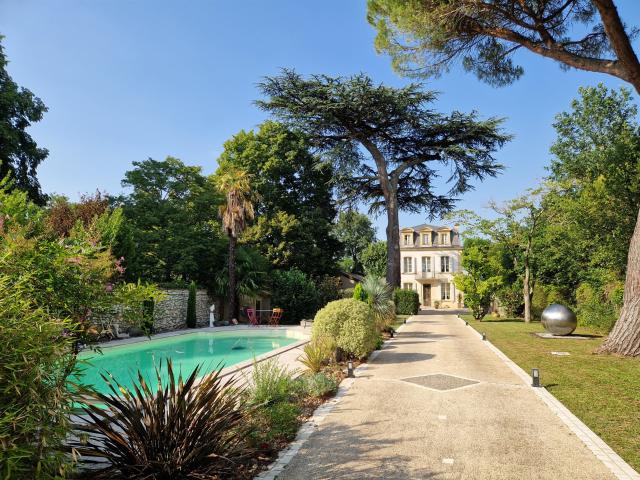 Magnifique Maison de Maître qui surplombe le Lot / Cave voût. 270m² Villeneuve sur Lot