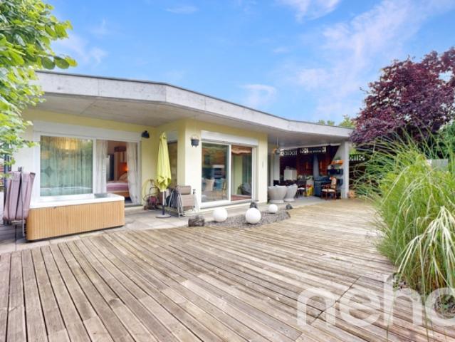 Magnifique maison de plein pied avec splendide jardin aménagé!
