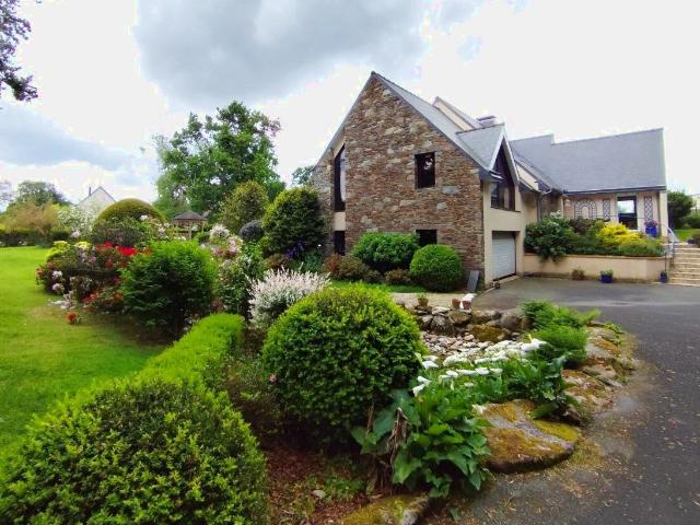 MAGNIFIQUE MAISON DE PLUS DE 200 M2 SITUEE A LANNION