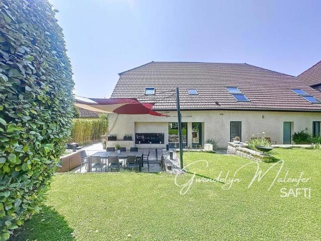 Magnifique maison en pierre avec intérieur contemporain