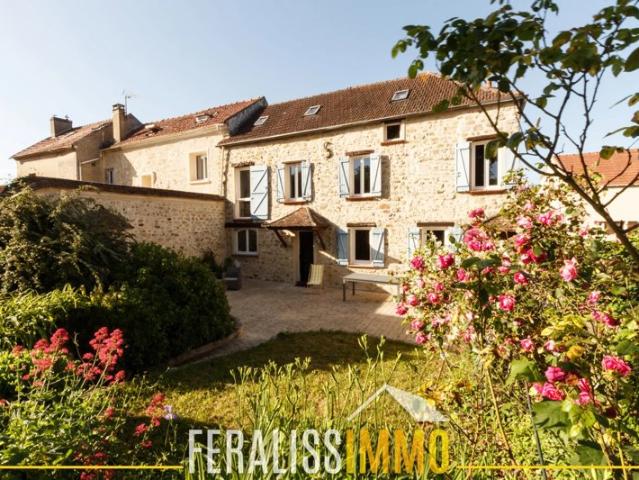 Magnifique maison en pierre sur jardin fleuri !