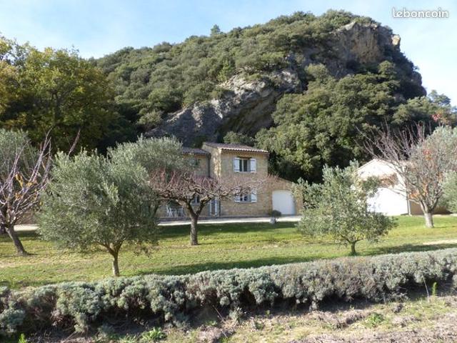 MAGNIFIQUE MAISON EN PIERRE, Drôme Provençale, Emplacement privilégié